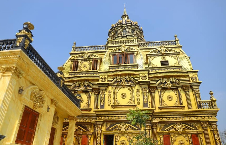 Thời gian gần đây, nhiều người dân ở Nghệ An không khỏi "choáng ngợp" khi chứng kiến tòa lâu đài nguy nga, tráng lệ của ông Nguyễn Vĩnh Thoan, 46 tuổi, trú xã Mỹ Thành, huyện Yên Thành. Ảnh: Beatvn/VNexpress