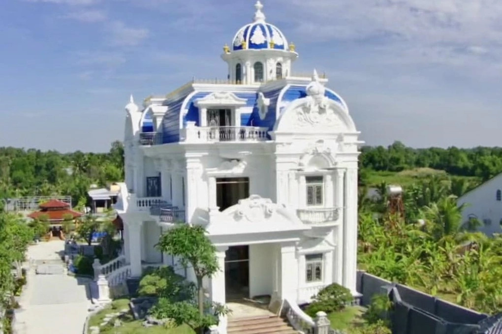 Động thái được đưa ra sau hơn một năm biệt thự của ông Hồ An Tập bị chính quyền TP Cà Mau xác định xây trên đất nuôi trồng thủy sản giáp tuyến Quản Lộ - Phụng Hiệp. Ảnh: Dân trí