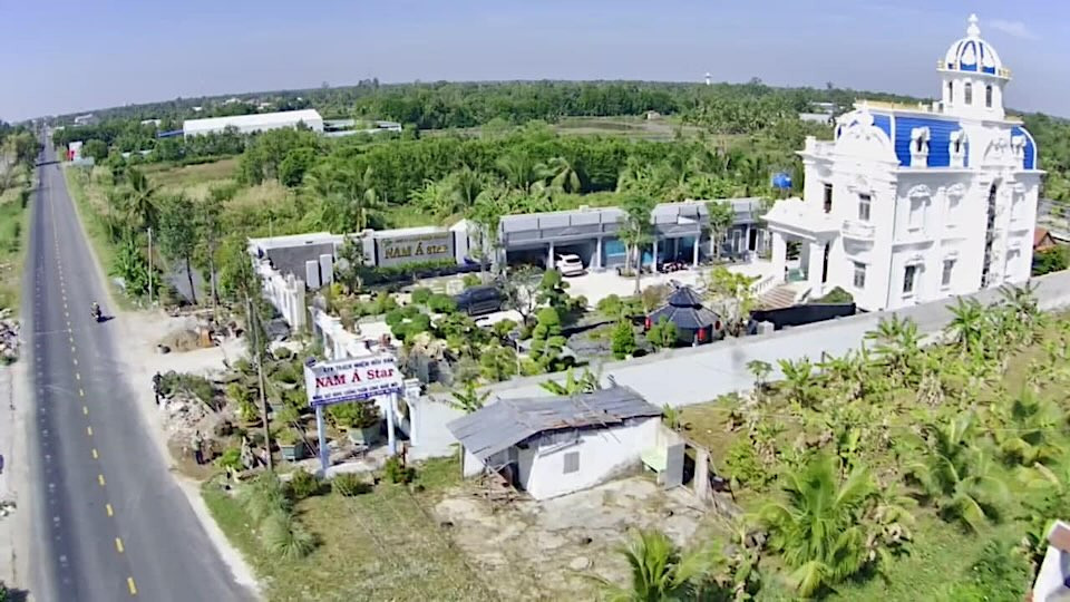 Theo quyết định ban hành mới đây, UBND TP Cà Mau buộc ông Hồ An Tập "giữ nguyên hiện trạng đất như thời điểm phát hiện vi phạm và thực hiện các thủ tục đất đai theo quy định trong thời gian 30 ngày" đối với diện tích gần 2.300 m2, gồm: khu nhà chính, nhà phụ, nhà gỗ, nhà mồ và một số tiểu cảnh. Ảnh: Vietnamnet