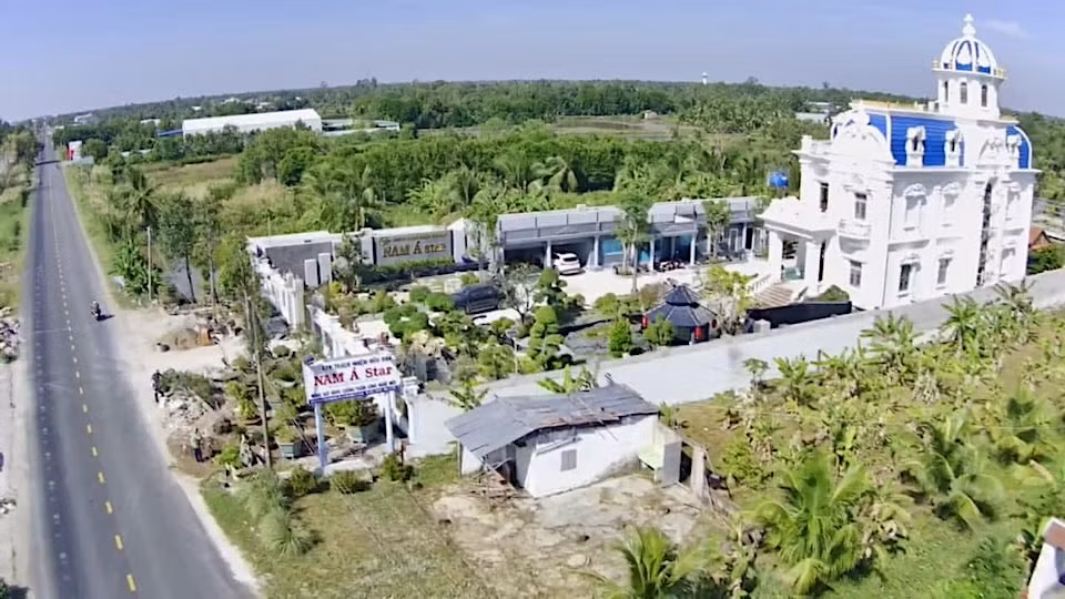 Theo quyết định ban hành mới đây, UBND TP Cà Mau buộc ông Hồ An Tập "giữ nguyên hiện trạng đất như thời điểm phát hiện vi phạm và thực hiện các thủ tục đất đai theo quy định trong thời gian 30 ngày" đối với diện tích gần 2.300 m2, gồm: khu nhà chính, nhà phụ, nhà gỗ, nhà mồ và một số tiểu cảnh. Ảnh: Vietnamnet