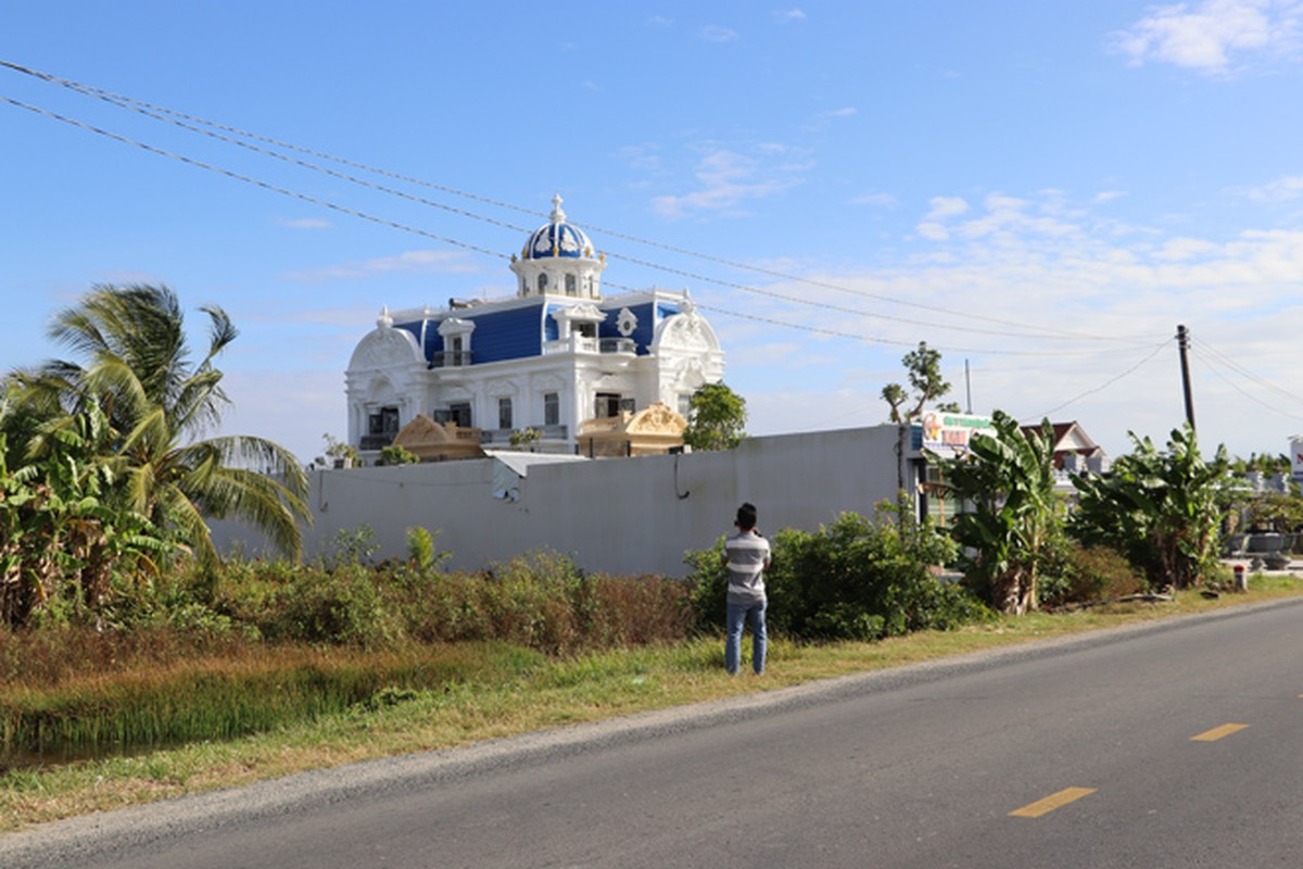 Bên ngoài căn biệt thự có tông màu trắng chủ đạo. Ảnh: Người đưa tin