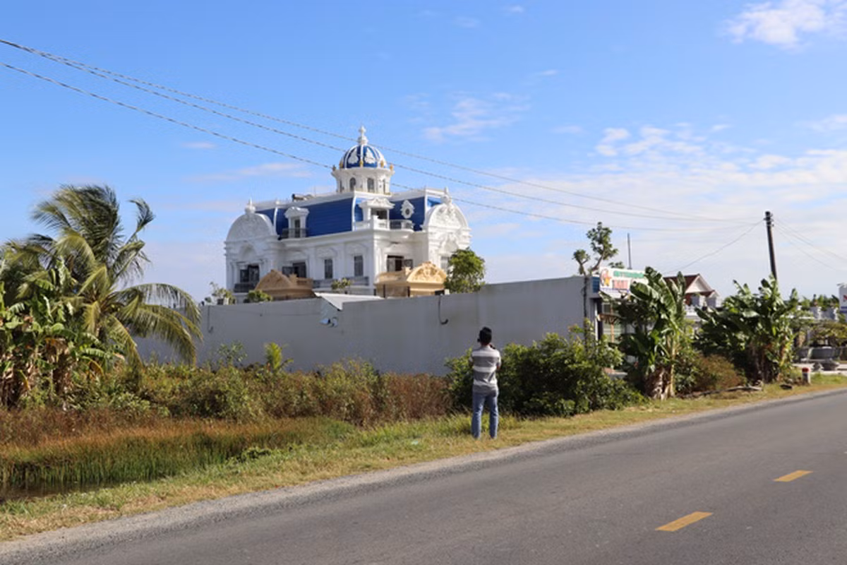 Bên ngoài căn biệt thự có tông màu trắng chủ đạo. Ảnh: Người đưa tin