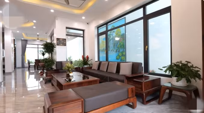 Diện tích một sàn của công trình khoảng 150m2. Do đó, thiết kế bên trong ngôi nhà giống như một khu nghỉ dưỡng. Xung quanh ngôi nhà thiết kế nhiều cửa kính.