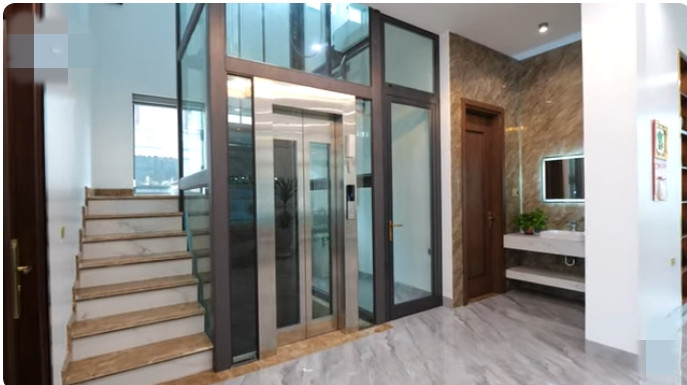 Ngoài cầu thang bộ, trong nhà có lắp hệ thống thang máy hiện đại.