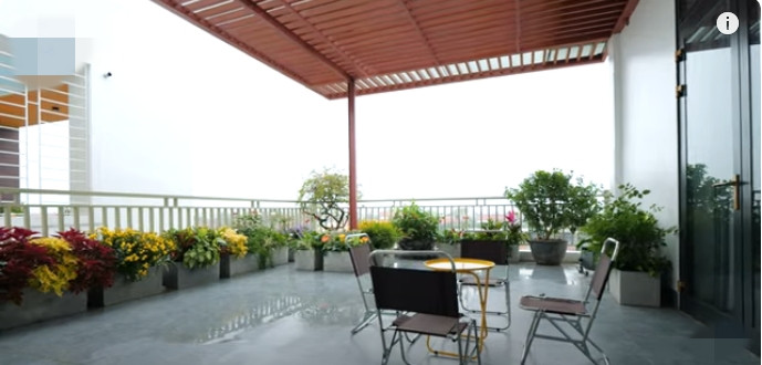 Tầng 3 là không gian để tập thể dục, có 1 phòng ngủ, phòng thờ, phòng giải trí và ban công rất rộng. Nguồn ảnh: chụp màn hình NhaF