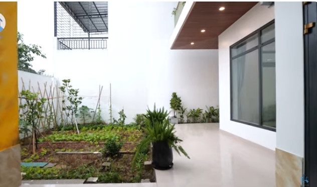 Phía sau nhà còn có không gian sân vườn, trồng rau sạch.