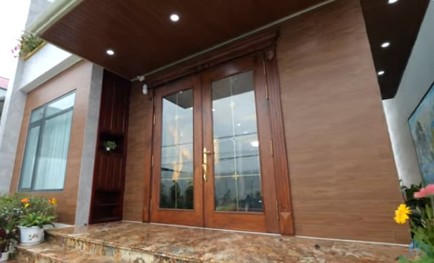 Cửa chính được làm bằng gỗ óc chó kết hợp kính 2 lớp chống ồn và chống nhiệt.