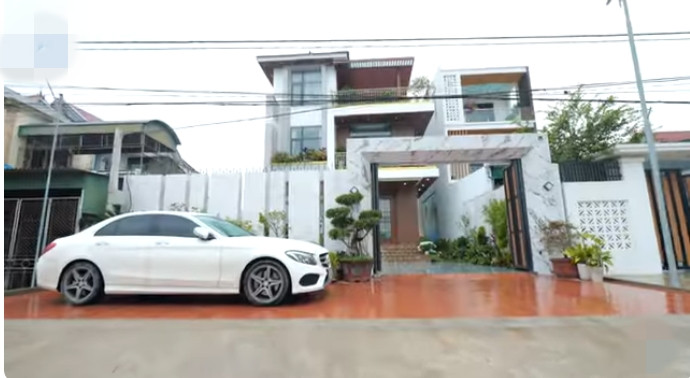 Mới đây, kênh YouTube NhaF giới thiệu một căn biệt thự báo hiếu cha mẹ tại Quỳnh Lưu (Nghệ An).