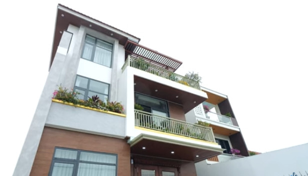 Căn nhà có sự kết hợp của nhiều gam màu trung tính, màu nâu trầm của gỗ màu xám của đá và trắng của nước sơn. Tất cả đem đến một tổng thể hài hòa và sang trọng.