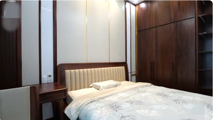 Phòng ngủ cho ba mẹ ở tầng 1 cũng sử dụng hoàn toàn gỗ óc chó.