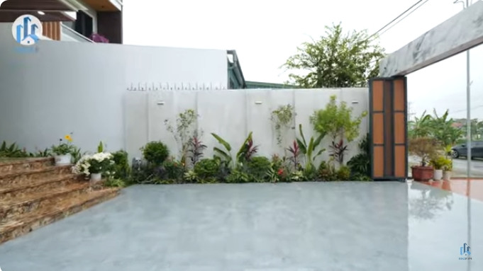 Khoảng sân rất rộng, lát đá sạch sẽ.