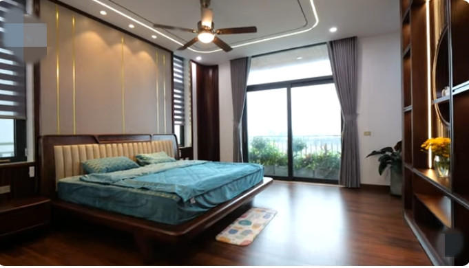 Tầng 2 gồm không gian sinh hoạt chung và 3 phòng ngủ. Trong đó, phòng ngủ master rất thoáng đãng, tràn ngập ánh sáng tự nhiên.