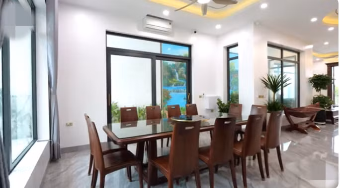 Phòng ăn tràn ngập ánh sáng tự nhiên, có lối đi ra phía sau nhà