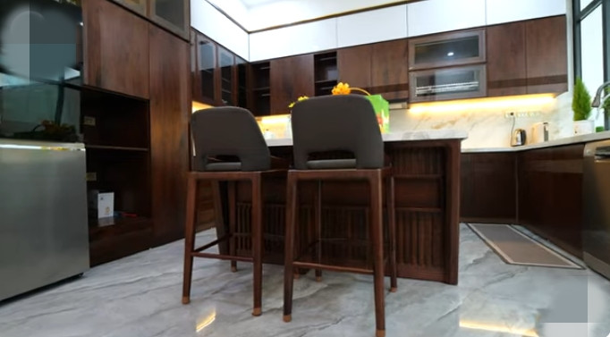 Nhà bếp hiện đại, được trang bị nhiều cửa kính lớn giúp không gian thông thoáng hơn.