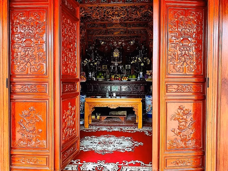 Ngôi nhà gỗ 5 gian thiết kế theo phong cách truyền thống với chiều dài hơn 15m, chiều rộng hơn 10m (bao gồm hiên và kích thước phủ bì). Ảnh: Dân trí