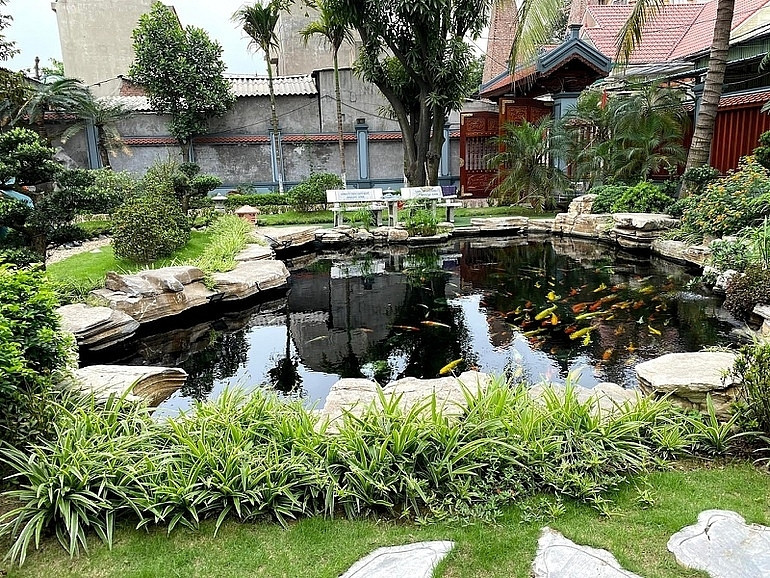 Phía bên ngoài là khoảng sân rộng, gồm một chòi lục giác đặt ngay cạnh hồ cá Koi. Ảnh: Dân trí