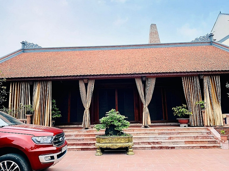 Công trình rộng 900m2, được thiết kế thành các khu vực gồm: nhà gỗ 5 gian có diện tích 170m2, một gian nhà ở sinh hoạt chung rộng 140m2, còn lại là không gian dành cho sân vườn và hồ cá. Ảnh: Dân trí