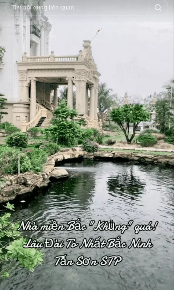 Phía sau cánh cổng là sân vườn rộng mênh mông, hồ cá Koi giữa sân. Ảnh: Tansonstp