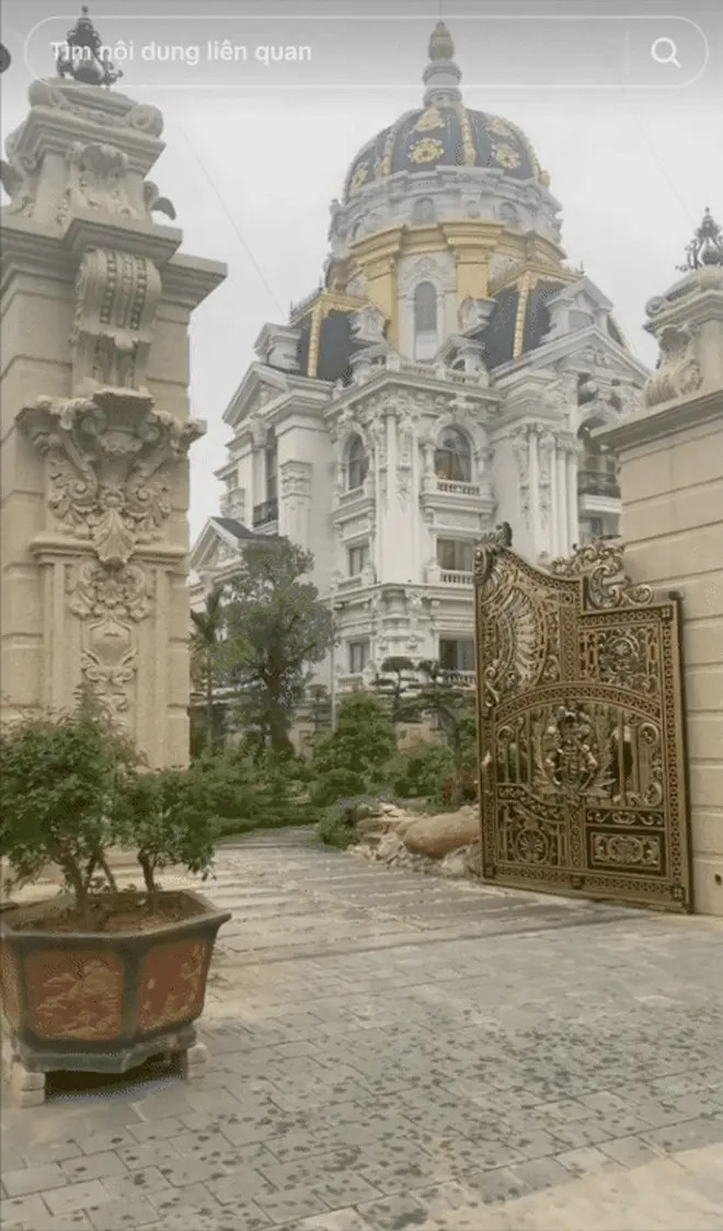 Cổng vào kiên cố với hoa văn đúc tinh xảo. Ảnh: nhatkyanhkysu