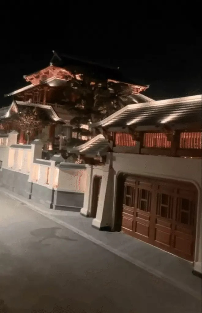 Cổng vào bề thế, nguy nga khiến ai ngang qua cũng bị thu hút. Ảnh: Hoaxuongrong.nhc189