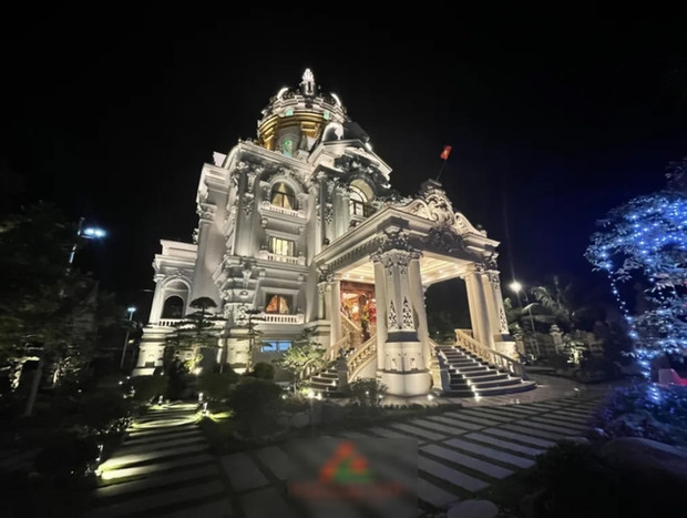 Đêm xuống, tòa lâu đài nổi bật với hệ thống đèn rực sáng. Ảnh: Phunumoi