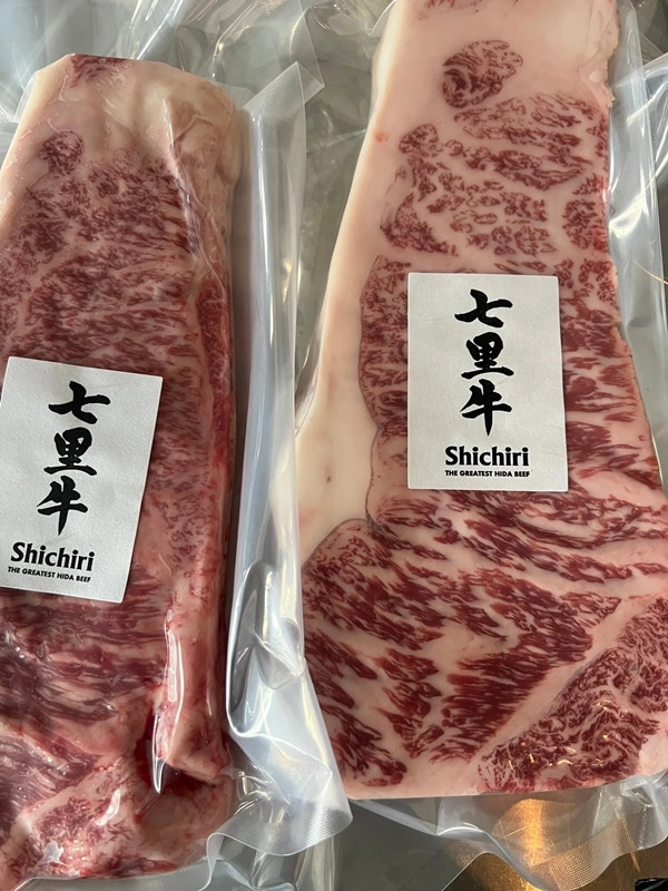 Trước khi đến tay người tiêu dùng, thịt bò Wagyu phải trải qua các quy trình kiểm định chất lượng nghiêm ngặt. Các tiêu chí bao gồm độ dày của vân mỡ, màu sắc, kết cấu và độ mềm. Ảnh: Pursuit Farms