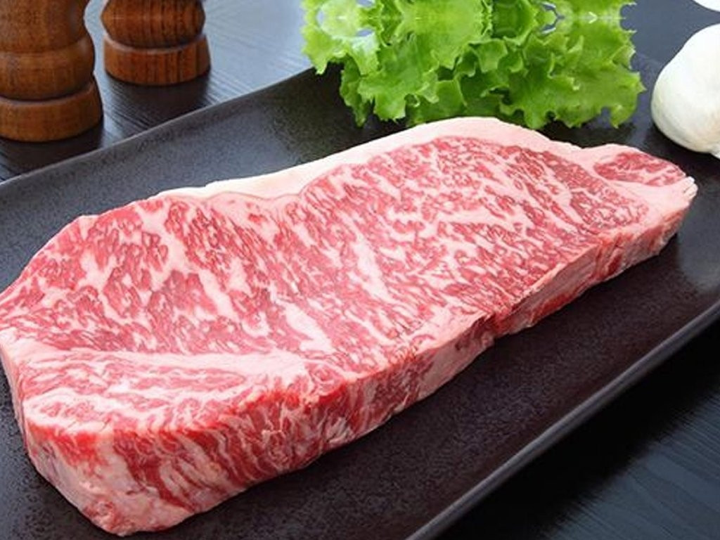 Cụ thể, thịt bò Wagyu đạt chất lượng A5, phần thăn lưng và thăn ngoại dùng làm steak có giá ưu đãi chỉ còn 1,4 triệu đồng/300 gram, riêng thăn vai vẫn có giá 7,5 triệu đồng/500 gram. Ảnh: Hải sản xanh