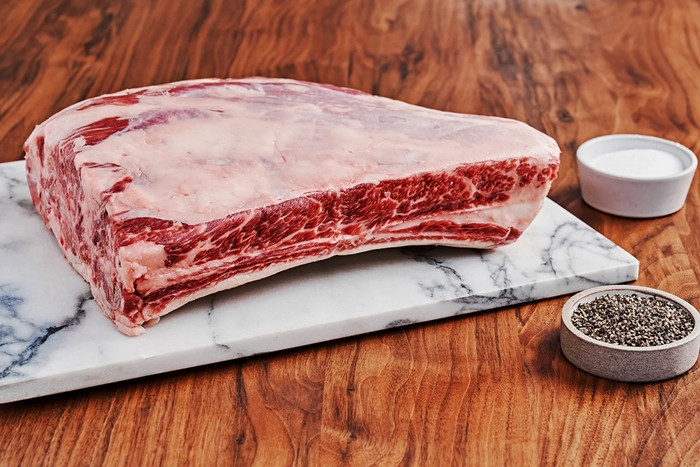 Thịt bò Wagyu đắt còn do hương vị thơm ngon, độ mềm mịn và ngọt tự nhiên. Độ béo của thịt Wagyu có kết cấu mịn màng, như tan chảy ngay khi vừa chạm lưỡi. Ảnh: Chatels Farms