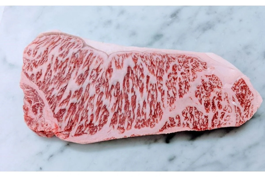 Cụ thể, giá bán buôn thịt bò Wagyu A5 - xếp hạng cao nhất của loại thịt bò này - giảm xuống chỉ còn 16,13 USD/kg (giảm 7% so với cùng kỳ năm trước). Đây ũng là mức thấp nhất trong 4 năm trở lại đây. Ảnh: Tom Hixson of Smithf