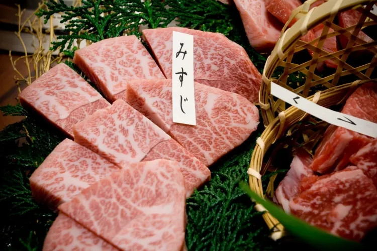 Đặc biệt, Matsusaka Wagyu đến từ tỉnh Mie là một trong những loại thịt đắt đỏ nhất được lấy từ giống bò cái chưa một lần sinh nở. Năm 2002, một con bò Matsusaka có thể được bán với giá 400.000 USD (10 tỷ đồng). Ảnh: Cozymeal