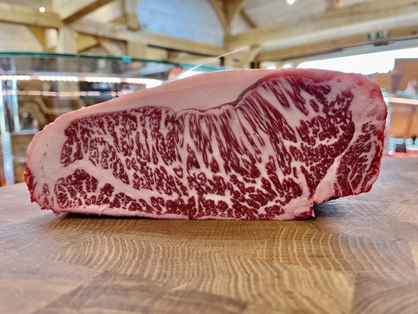 Do quy trình nuôi dưỡng và kiểm định khắt khe, số lượng bò Wagyu đạt chuẩn rất hạn chế, đẩy giá thành lên cao. Ảnh: Getty