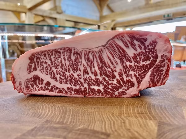 Do quy trình nuôi dưỡng và kiểm định khắt khe, số lượng bò Wagyu đạt chuẩn rất hạn chế, đẩy giá thành lên cao. Ảnh: Getty
