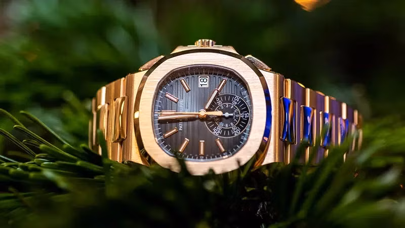 Chẳng hạn, một chiếc đồng hồ Calatrava đơn giản có thể mất chín tháng để hoàn thành, trong khi một chiếc phức tạp hơn có thể mất tới hai năm. Ảnh: Global Boutique