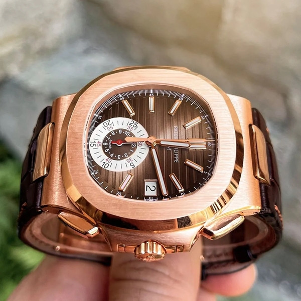 Mức giá đắt đỏ của đồng hồ Patek Philippe cũng xuất phát từ tính độc đáo thông qua việc sản xuất hạn chế. Sự khan hiếm này không chỉ thúc đẩy nhu cầu mà còn đảm bảo rằng mỗi chiếc đồng hồ Patek Philippe là một mặt hàng hiếm và có giá trị. Ảnh: Horus Straps