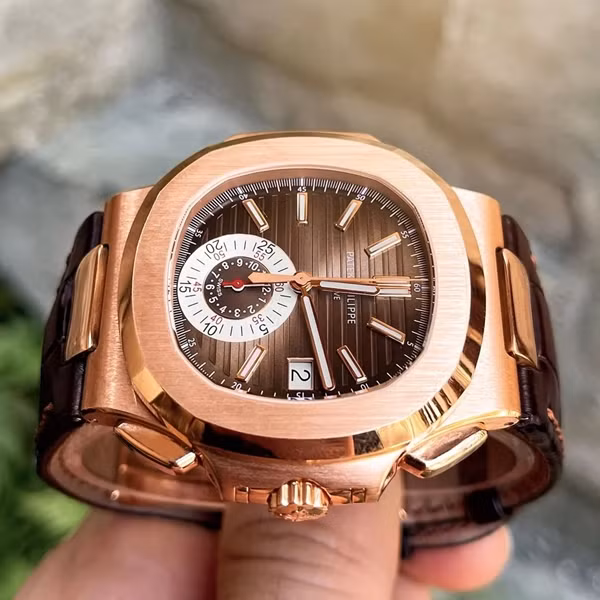 Mức giá đắt đỏ của đồng hồ Patek Philippe cũng xuất phát từ tính độc đáo thông qua việc sản xuất hạn chế. Sự khan hiếm này không chỉ thúc đẩy nhu cầu mà còn đảm bảo rằng mỗi chiếc đồng hồ Patek Philippe là một mặt hàng hiếm và có giá trị. Ảnh: Horus Straps