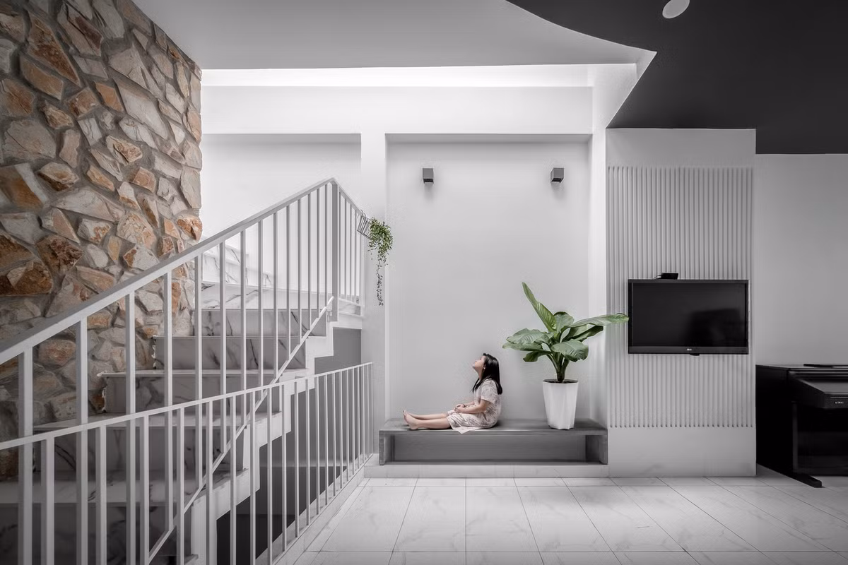 Nhờ đó, không khí sẽ tự luân chuyển từ nơi có áp suất cao đến nơi có áp suất thấp, nên dù ngoài trời có gió hay không, trong nhà cũng luôn mát mẻ. Ảnh: Minq Bui