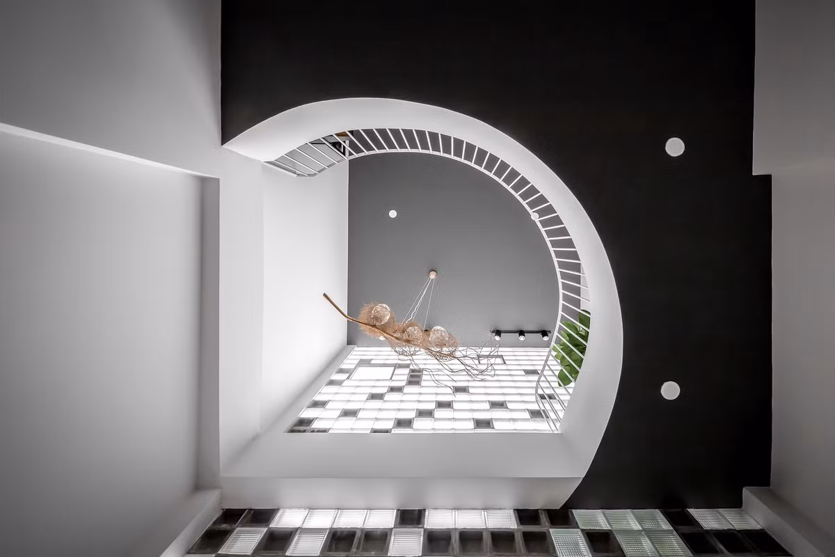 Điểm nhấn của ngôi nhà chính là sự giao thoa của cặp màu giữa trần và tường tạo nên không gian mở mát mẻ, hài hòa. Ảnh: Minq Bui