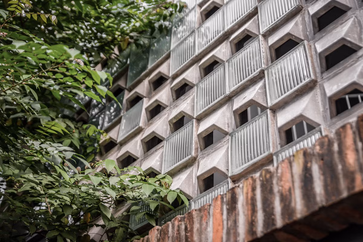 Mặt tiền nguyên khối với gạch kính tạo nên không gian sống vừa mở vừa đóng. Điều này tạo nên sự kết nối giữa không gian trong và ngoài, giữa cuộc sống cá nhân và môi trường xung quanh. Ảnh: Minq Bui