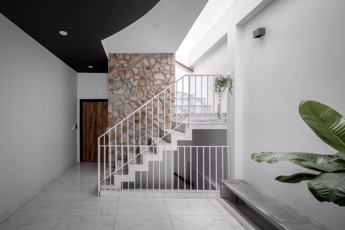 Các lỗ thông gió ở mặt tiền và giếng trời có tác dụng điều hòa không khí, đồng thời tăng độ thông thoáng cho toàn bộ không gian. Ảnh: Minq Bui