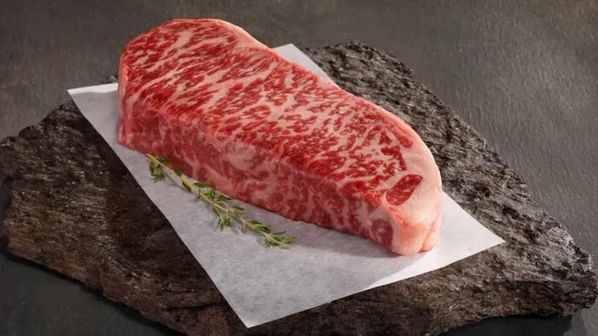 Một yếu tố khác khiến bò Wagyu có giá cao ngất ngưởng là hương vị đặc biệt. Thịt bò với nhiều vân mỡ cẩm thạch xen lẫn thịt, có vị mềm, béo ngậy như bơ và mềm mọng, khác hẳn với những loại thịt bò thông thường.