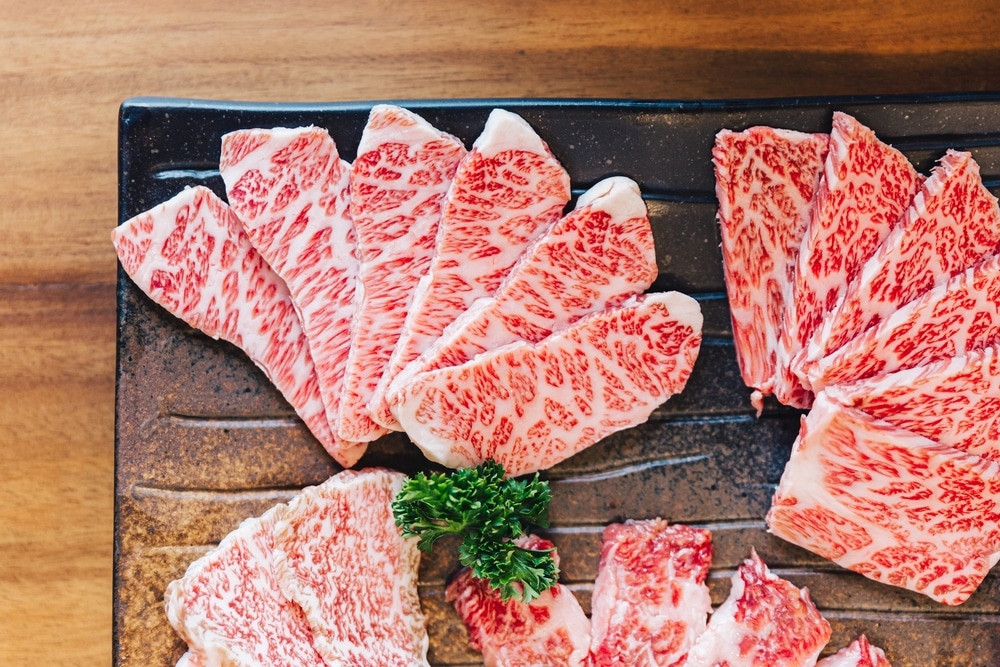 Để đủ điều kiện được chứng nhận là thịt bò Wagyu, miếng thịt phải đến từ một trong 4 loài bò Nhật Bản: Kuroge Washu (Đen), Akage Washu (Nâu), Nihon Tankaku Washu (Shorthorn) hoặc Mukaku Washu. Mỗi con bò phải được kiểm tra di truyền và có xếp hạng DNA nhất định để được chứng nhận.