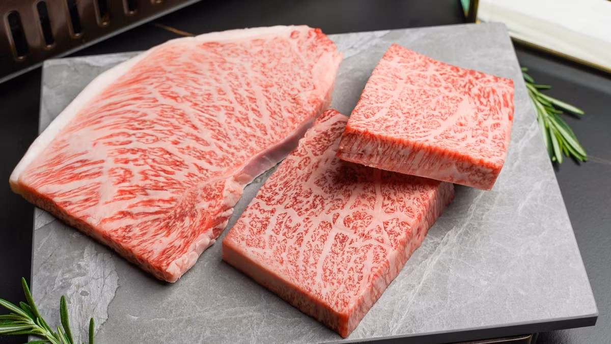 Bò Wagyu có thể được bán với giá lên tới 30.000 USD (khoảng hơn 763 triệu đồng) cho mỗi con bò. Trong khi thịt bò Wagyu có thể được bán với giá lên tới 200 - 400 USD/kg (khoảng 4,7 - 9,4 triệu đồng).