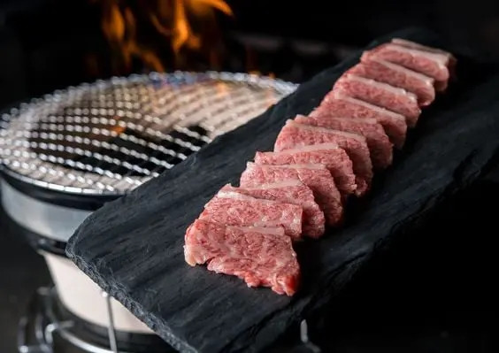 Mỗi miếng thịt bò Wagyu được đánh giá dựa trên hình thức bên ngoài, tỷ lệ mỡ và các đặc điểm khác. Thang điểm từ A1 đến A5, trong đó A5 là chất lượng cao nhất. Điểm càng cao thì thịt bò Wagyu càng đắt. Nguồn ảnh: Getty
