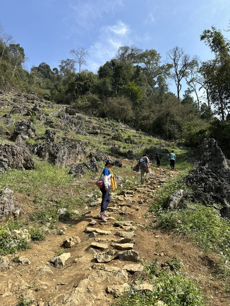 Hang Tau - “lang nguyen thuy” 3 khong tren cao nguyen Moc Chau-Hinh-5