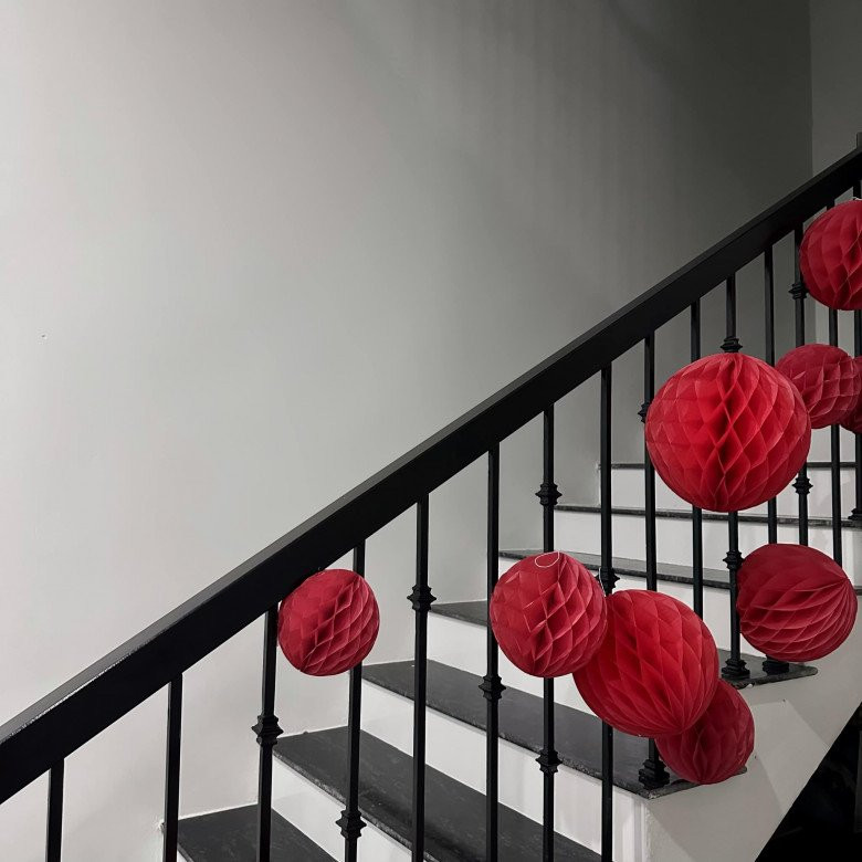 Góc cầu thang được decor xinh xắn.