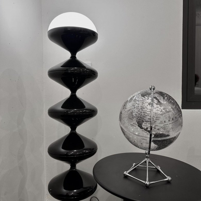 Một góc khác trong nhà được nữ diễn viên trang trí lạ mắt với món đồ kiểu dáng hình học thú vị.