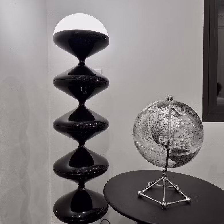 Một góc khác trong nhà được nữ diễn viên trang trí lạ mắt với món đồ kiểu dáng hình học thú vị.