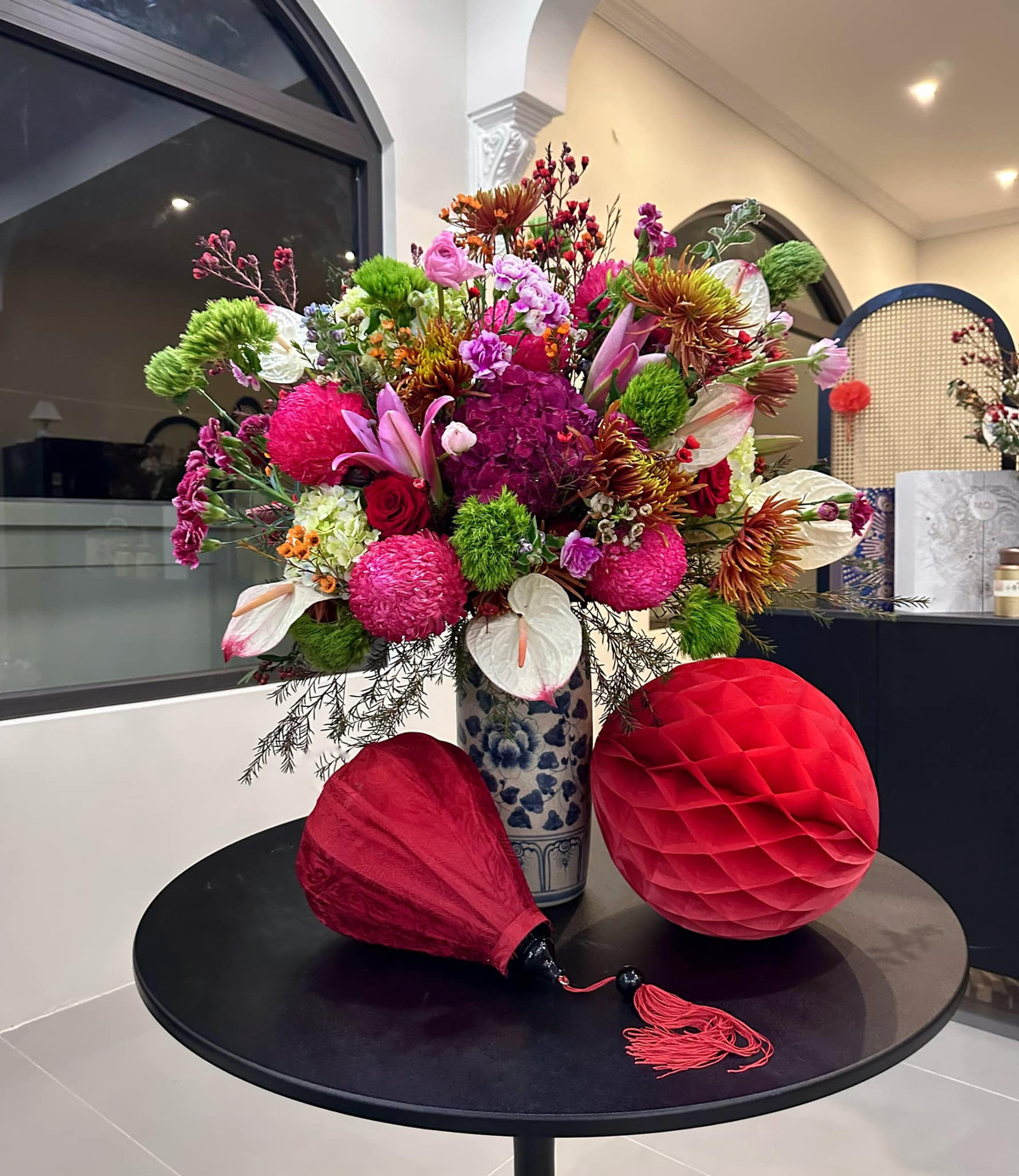 Hoa tươi Quỳnh Lương "bon chen" mua ngoài chợ rồi về tự cắm.