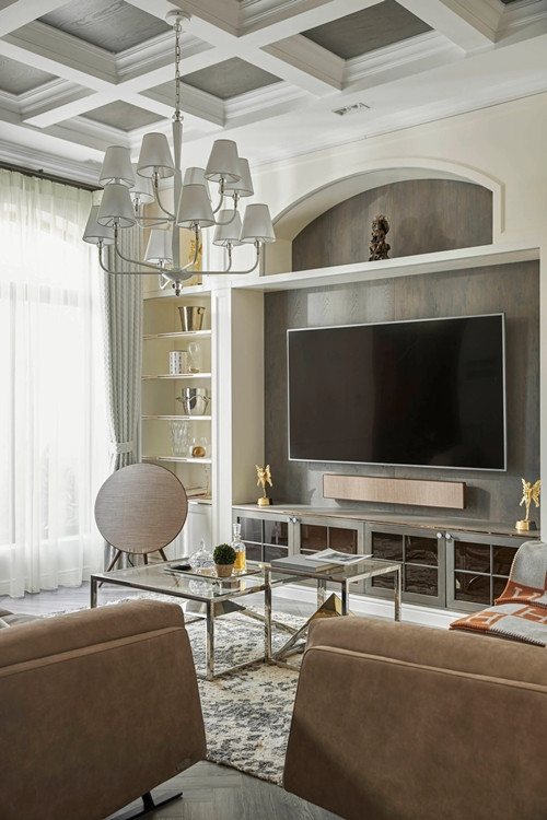 Phòng khách là sự kết hợp của màu trắng kem và các gam màu trung tính.