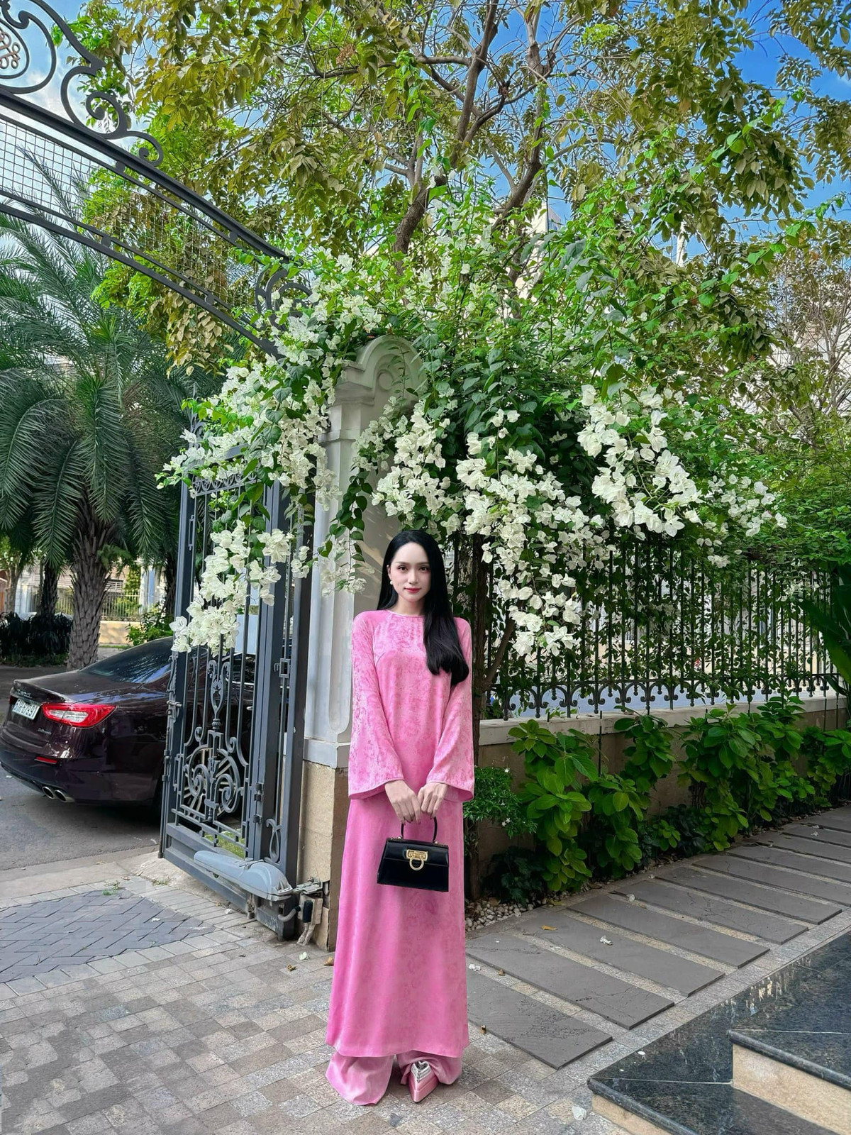 Bên ngoài nhà là khoảng sân vườn rộng rãi, cổng cao sang trọng.